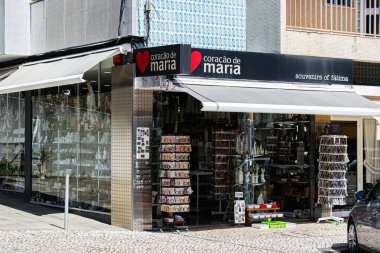 Fatima, Portekiz - 26 Mart 2025: Portekiz 'in Fatima şehrinde bulunan hatıra ve hediyelik eşya dükkanı