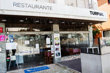 Fatima, Portekiz - 26 Mart 2025: Fatima, Portekiz 'deki Turpial restoranın ön cephesi, parlak ve davetkar.