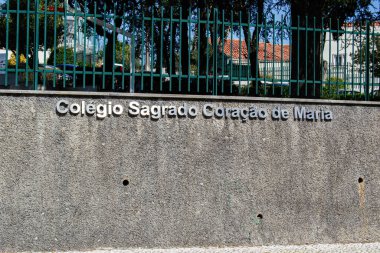 Fatima, Portekiz - 26 Mart 2025: Portekiz 'in Fatima şehrinde Colegio Sagrado Coracao de Maria' nın belirgin cephesi.
