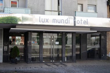 Fatima, Portekiz - 26 Mart 2025: Portekiz 'in Fatima kentinde bulunan çağdaş otel girişi