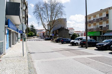 Fatima, Portekiz - 26 Mart 2025: Portekiz 'in Fatima şehrinde günlük yaşamını gözler önüne seren huzurlu bir şehir manzarası.