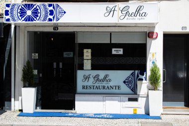 Fatima, Portekiz - 26 Mart 2025: Fatima, Portekiz 'de şık tabela ve dekoratif unsurlara sahip A Grelha Restoranı girişi