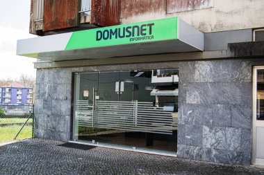 Fatima, Portekiz - 26 Mart 2025: Fatima 'da bir iş girişini gösteren modern bir Domusnet ofis binasının vitrini.