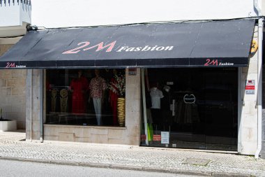 Fatima, Portekiz - 26 Mart 2025: Portekiz 'in Fatima kentindeki bir giyim mağazasının sokak manzarası