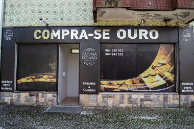 Fatima, Portekiz - 26 Mart 2025: Portekiz 'in Fatima kentindeki Compra-Se Ouro altın satın alma dükkanının dış mekanı.