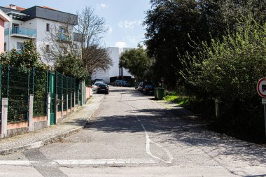 Fatima, Portekiz - 26 Mart 2025: Portekiz 'in Fatima şehrinde güneşli bir günde görünen yeşillik