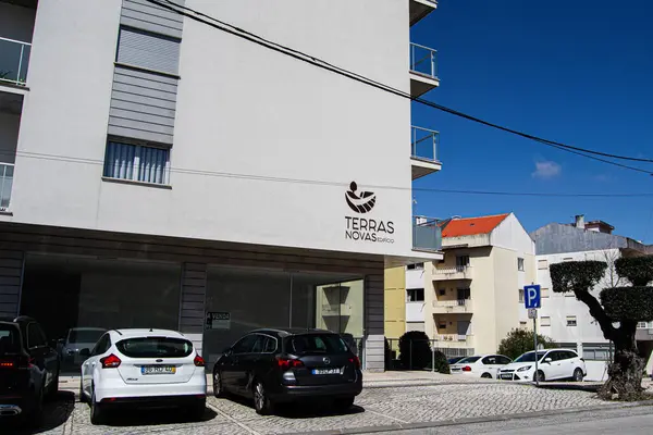 Fatima, Portekiz - 26 Mart 2025: Portekiz 'in Fatima kentindeki modern Terras Novas Edficio apartmanı