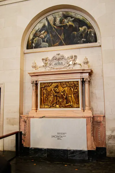 Fatima, Portekiz - 26 Mart 2025: Fatima 'daki tarihi bir yerde dekoratif dini yardım çalışmaları sergilendi. Haçın İstasyonları