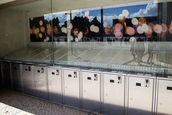 Fatima, Portekiz - 26 Mart 2025: Cam yansımalı parlak metal dolaplar, açık hava güneşli ve Portekiz, Fatima 'da parlak bokeh.