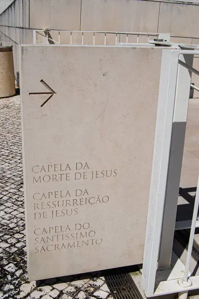 Fatima, Portekiz - 26 Mart 2025: Portekiz 'in Fatima kentindeki şapeller için oyulmuş taş işareti