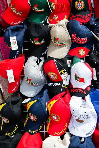 Fatima, Portekiz - 26 Mart 2025: Parlak Portekiz temalı kepler bir Fatima hediyelik eşya dükkanında satışa sunuldu.