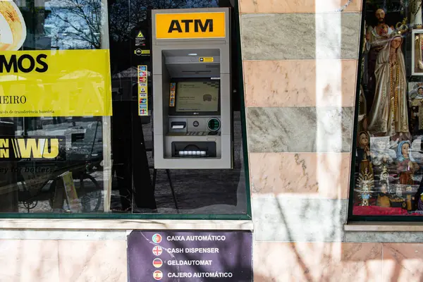 Fatima, Portekiz - 26 Mart 2025: Bank Euronet ATM ve nakit dağıtıcı Fatima, Portekiz 'de bir sokak boyunca yer almaktadır.