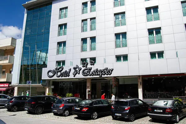 Fatima, Portekiz - 26 Mart 2025: Portekiz 'in Fatima şehrinde modern mimari ve park halindeki araçlara sahip oteller