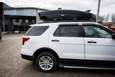 Lviv, Ukrayna - 31 Mart 2025: Sanayi bölgesinde çatısı olan beyaz bir Ford Explorer SUV
