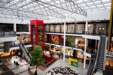 Lviv, Ukrayna - 31 Mart 2025: Yürüyen merdivenleri ve çeşitli mağazaları olan çağdaş bir alışveriş merkezi Forum Lviv 'in iç tasarımı