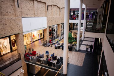 Lviv, Ukrayna - 31 Mart 2025: Mağazalar, oturma alanları ve etkileşimli müşterilerin yer aldığı canlı bir alışveriş merkezi Forum Lviv iç mekanı.