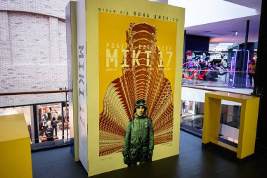 Lviv, Ukrayna - 31 Mart 2025: Bilim kurgu filmi Mickey 17 posteri bir alışveriş merkezinde sergileniyor, dikkat çekiyor.