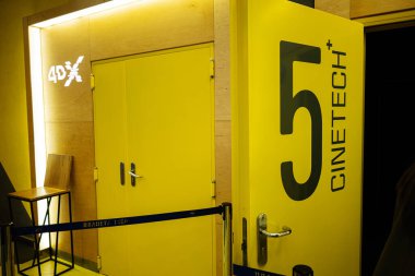 Lviv, Ukrayna - 31 Mart 2025: Sarı 4DX Cinetech 5 sinema salonu kapısı