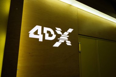 Lviv, Ukrayna - 31 Mart 2025: Görüntü dekorunda parlayan ışığın altındaki ahşap panelde parlak 4DX işareti