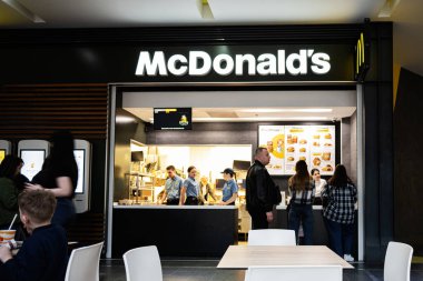Lviv, Ukrayna - 31 Mart 2025: Müşteriler bir alışveriş bölgesindeki McDonald 's fast food restoranında servis ediliyor