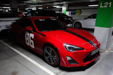 Lviv, Ukrayna - 31 Mart 2025: Parlak kırmızı bir spor araba Scion FR-S park alanında temiz bir görünümle