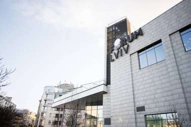Lviv, Ukrayna - 31 Mart 2025: Açık ve parlak bir gökyüzüne karşı Lviv alışveriş merkezinin dış görünümü