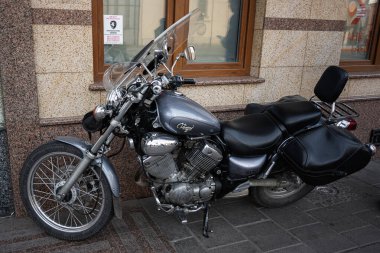 Lviv, Ukrayna - 31 Mart 2025: Şık bir kruvazör Yamaha Virago motosikleti.