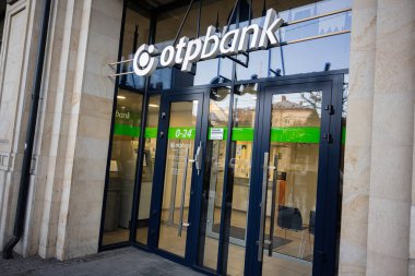 Lviv, Ukrayna - 31 Mart 2025: OTP Bank girişi şeffaf cam kapılar, tabela ve görünür iç ayrıntılar