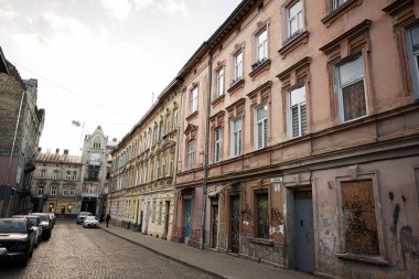 Lviv, Ukrayna - 31 Mart 2025: Ukrayna 'nın Lviv kentinde eski kent caddesinde klasik mimari ve kaldırım taşları sergileniyor. 
