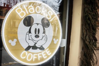 Lviv, Ukrayna - 31 Mart 2025: Çizgi roman sanatı Mickey Mouse 'tan esinlenerek tasarlanmış bir kafenin pencere görüntüsü