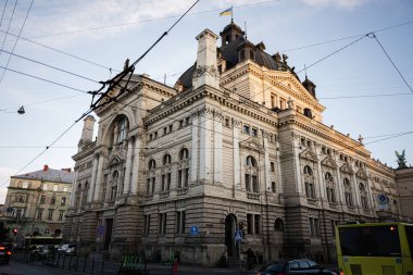 Lviv, Ukrayna - 31 Mart 2025: Lviv 'de şehir manzarası ve araçlarıyla çevrili büyük mimari opera tarihi