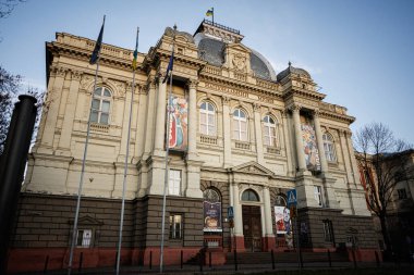 Lviv, Ukrayna - 31 Mart 2025: Mimari ayrıntılar, bayraklar ve sanatsal afişler sergilenen büyük bir bina. Andrey Sheptytsky Ulusal Lviv Müzesi. 