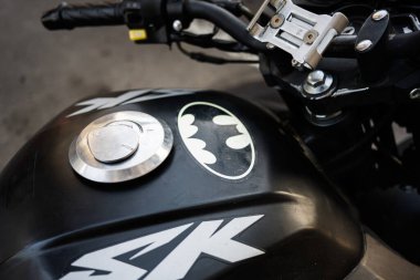 Lviv, Ukrayna - 31 Mart 2025: Şehir ortamında özelleştirilmiş Batman çıkartmalı motorsiklet yakıt deposu
