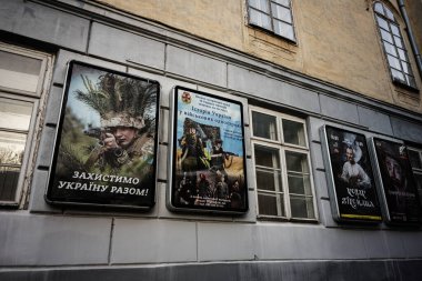 Lviv, Ukrayna - 31 Mart 2025: Ukrayna 'daki birlik, kültür olayları ve askeri tarihle ilgili posterlerin sergilendiği şehir duvarı