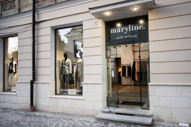 Lviv, Ukrayna - 31 Mart 2025: Maryline kentsel giyim mağazası, modern pencere vitrinlerinde kadınlar için şık kıyafetler sergileniyor.