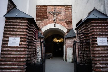 Lviv, Ukrayna - 31 Mart 2025: Lviv 'deki Kutsal Bakire Meryem' in Ermeni Katedrali. Haçlı, kemerli ve tuğlalı kapı mimari mirası sergiliyor..