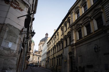 Lviv, Ukrayna - 31 Mart 2025: Lviv, Ukrayna 'da klasik mimari ve belirgin atmosfer cazibesine sahip tarihi kent caddesi. 