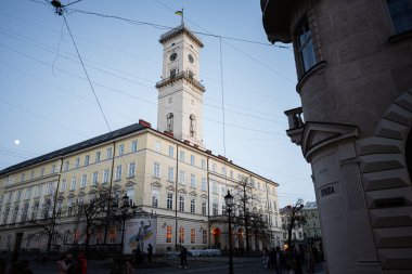 Lviv, Ukrayna - 31 Mart 2025: Şehir inşaatı ve açık gökyüzü arasında tarihi bir binada bir saat kulesi
