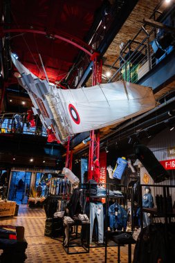 Lviv, Ukrayna - 31 Mart 2025: Benzersiz havacılık dekorasyonu ve şık giyim düzenlemeleri içeren bir perakende mağazası.