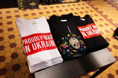 Lviv, Ukrayna - 31 Mart 2025: Bir perakende mağazasında Ukrayna tasarımı ve gurur sloganları içeren katlanmış tişörtlerin gösterimi