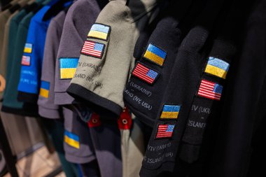 Ukrayna ve Amerikan bayraklarının nakışlı parçalarını gösteren giysiler.