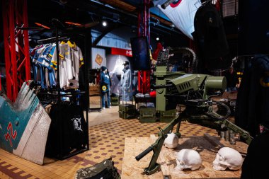 Lviv, Ukrayna - 31 Mart 2025: Perakende mağazası iç dekorasyonu ve mankenlerle çeşitli giyim sergileri