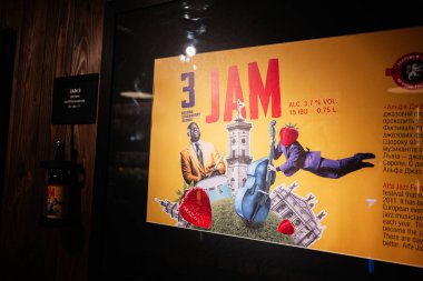 Lviv, Ukrayna - 31 Mart 2025: Meyve ve ve müzik enstrümanlarının yer aldığı canlı içecek reklamı.