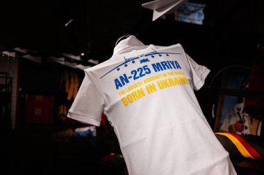 Lviv, Ukrayna - 31 Mart 2025: AN-225 Mriya metin ve mavi ve sarı renk tasarımlı beyaz tişört