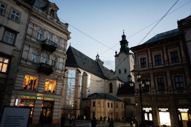 Lviv, Ukrayna - 31 Mart 2025: Lviv 'de ikonik mimari ve kentsel sokak atmosferinin yer aldığı bir akşam şehri