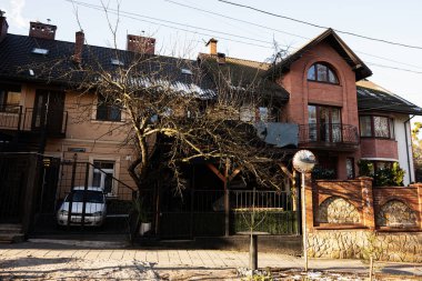 Lviv, Ukrayna - 31 Mart 2025: Lviv, Ukrayna 'da modern tuğlalı ve geleneksel tasarım öğelerine sahip banliyö evleri. 