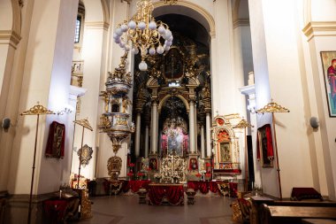 Lviv, Ukrayna - 31 Mart 2025: St. George Katedrali. Lviv, Ukrayna 'da altın süsleri, süs dekorları ve dini sanat eserlerinin yer aldığı Barok kilise sunağı.. 