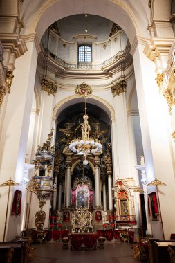 Lviv, Ukrayna - 31 Mart 2025: St. George Katedrali. Altın dekorasyonlar, el yapımı sanat eserleri ve Lviv, Ukrayna 'daki dini detaylar içeren süslü bir kilise iç mimarisi.. 