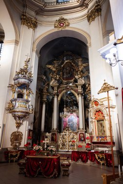 Lviv, Ukrayna - 31 Mart 2025: St. George Katedrali. Lviv, Ukrayna 'da karmaşık detaylar, ikonlar ve kırmızı kadife kumaşlarla süslenmiş altın bir kilise.. 