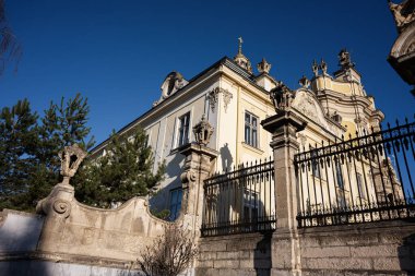 Aziz George Katedrali. Lviv, Ukrayna 'da berrak bir gökyüzü altında karmaşık tasarımlarla süslenmiş zarif barok tarzı bir bina.. 